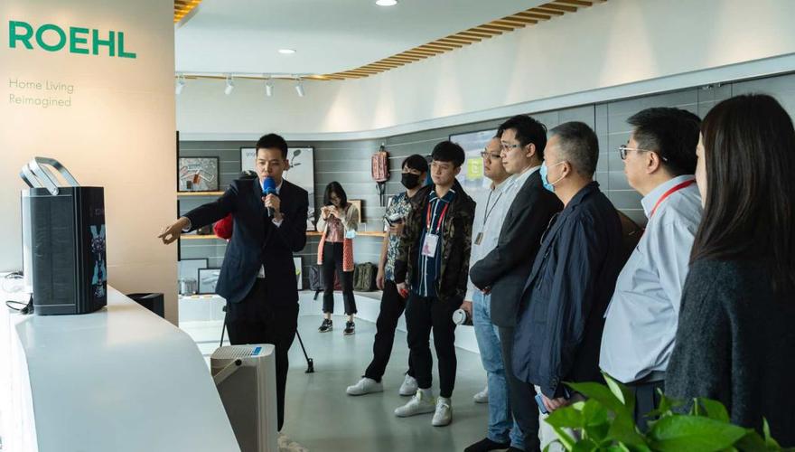 图为roehl商务销售经理刘哲伟在展厅演示产品